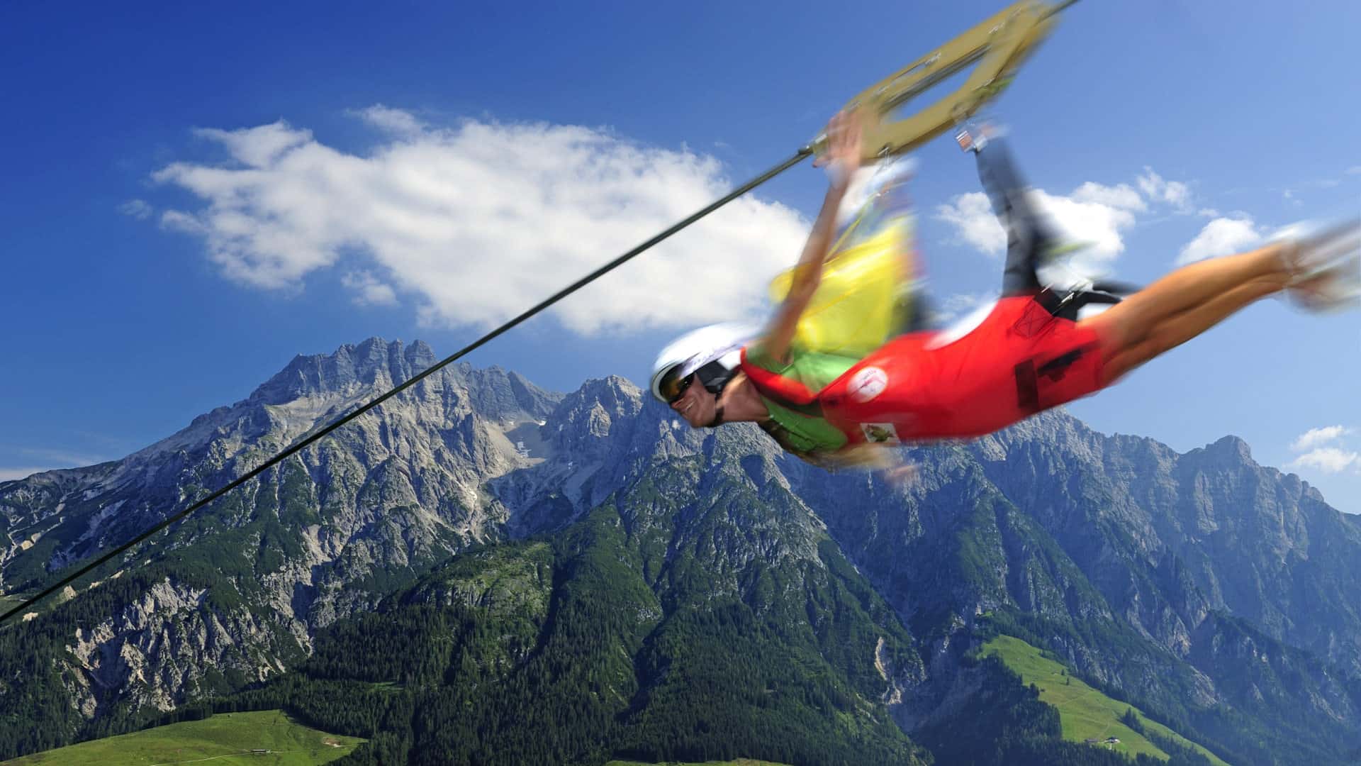flying fox Leogang: Erlebe eine der schnellsten und längsten Stahlseilrutschen der Welt. Im Tiefflug ins Tal!