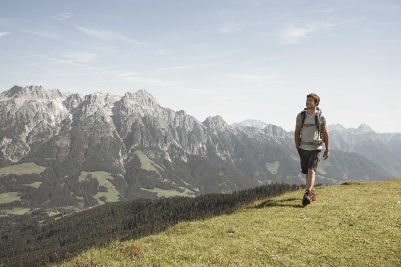 Wandern Sie durch faszinierende Berglanschaften.