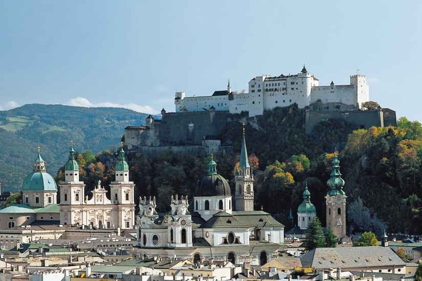 Die Stadt Salzburg in Österreich liegt an der Salzach mitten im Salzburger Becken.