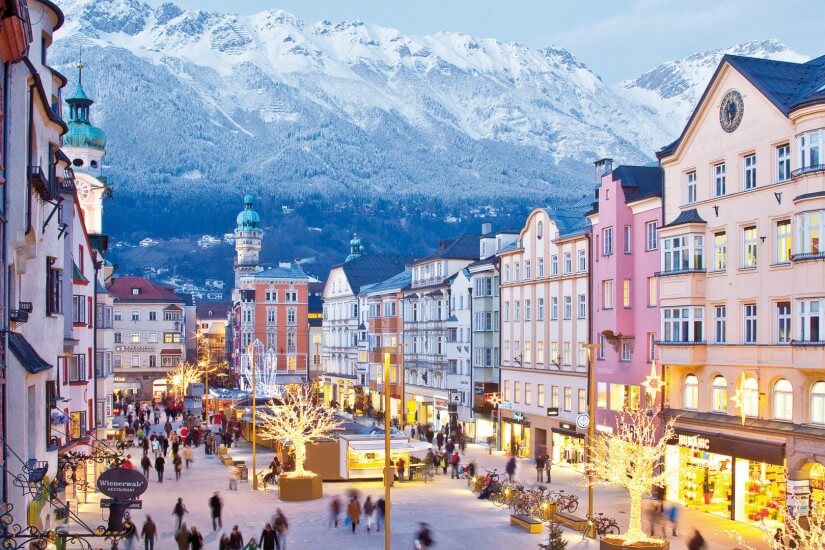 Tirol ist eine Region in den Alpen, die sich vom Westen Österreichs bis in den Norden Italiens erstreckt.