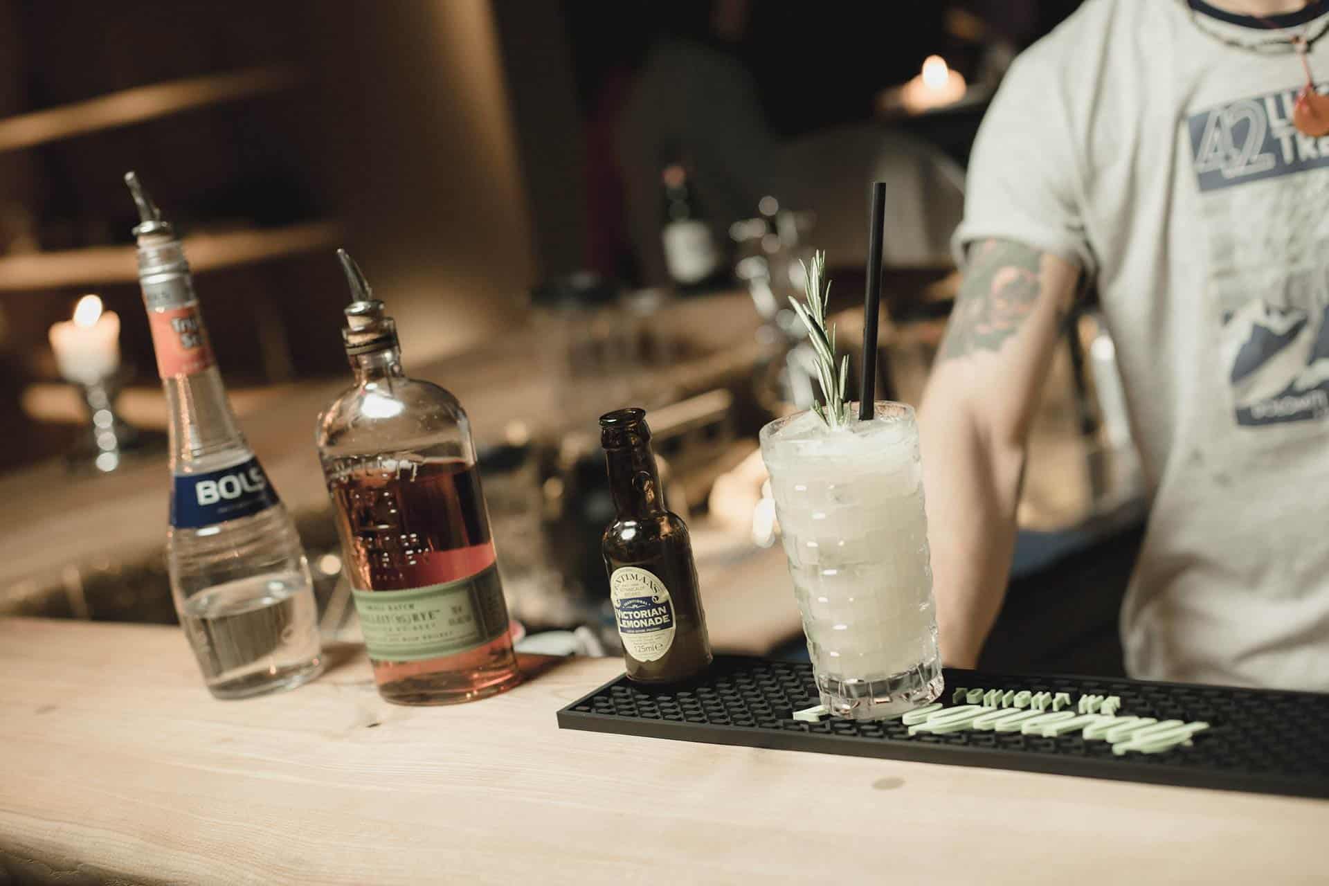 Das Herz von mama thresl schlägt an der großen Insel-Bar. Diese verschmilzt ohne räumliche Trennung mit Empfang, LobbyLounge, Shop und Restaurant zum Zentrum im Erdgeschoss. Hier genießt ihr ausgesuchte Barklassiker und phantasiereiche Cocktails und tauscht euren erlebnisreichen Tag mit Freunden aus.