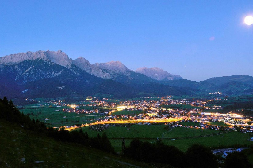 Saalfelden im SalzburgeImmer zum letzten Augustwochenende verwandelt sich die Urlaubstadt Saalfelden zum Nabel der Jazzwelt, die Künstler kommen aus allen Herren Länder um diesem Festival beizuwohnen.r Land bei Nacht