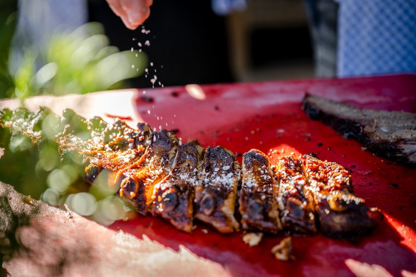 Zubereitung des Fleischs aus dem Smoker beim BBQ im Restaurant mama thresl