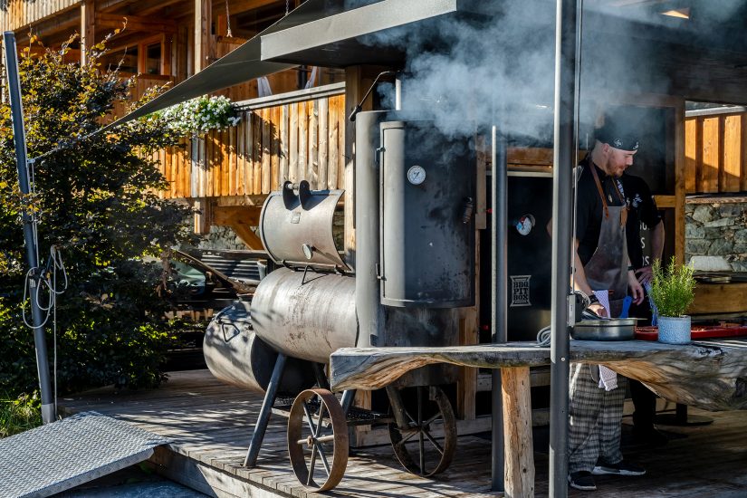 Smoker beim BBQ vorm Hotel in Leogang