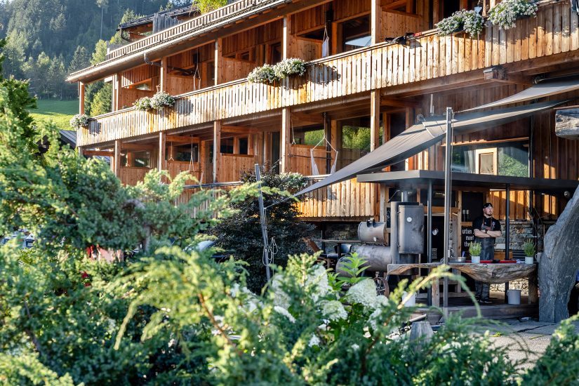 mama thresl Hotel Österreich außen mit Smoker für BBQ im Restaurant