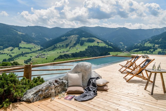 Naturschwimmbecken für Yoga mit Weitblick Swimmingpool mit Bergblick im Bergdorf Priesteregg