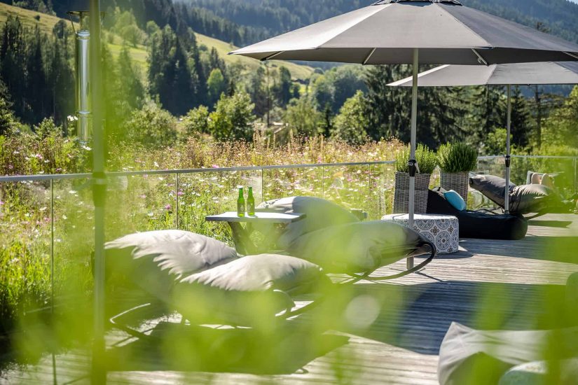 Sessel mit Getränk auf der Dachterrasse
