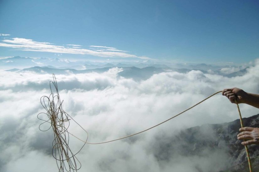 seil in den wolken klettern berge