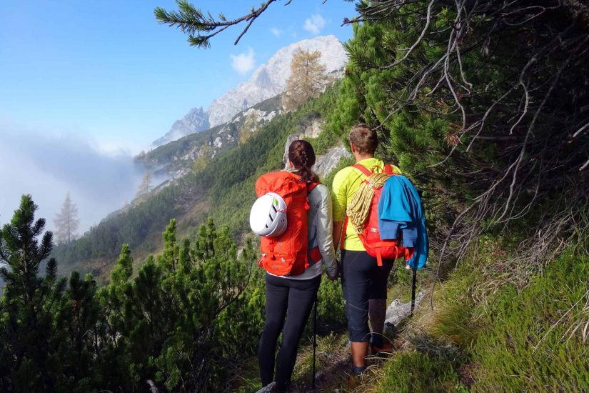 Paar Klettern wandern berge