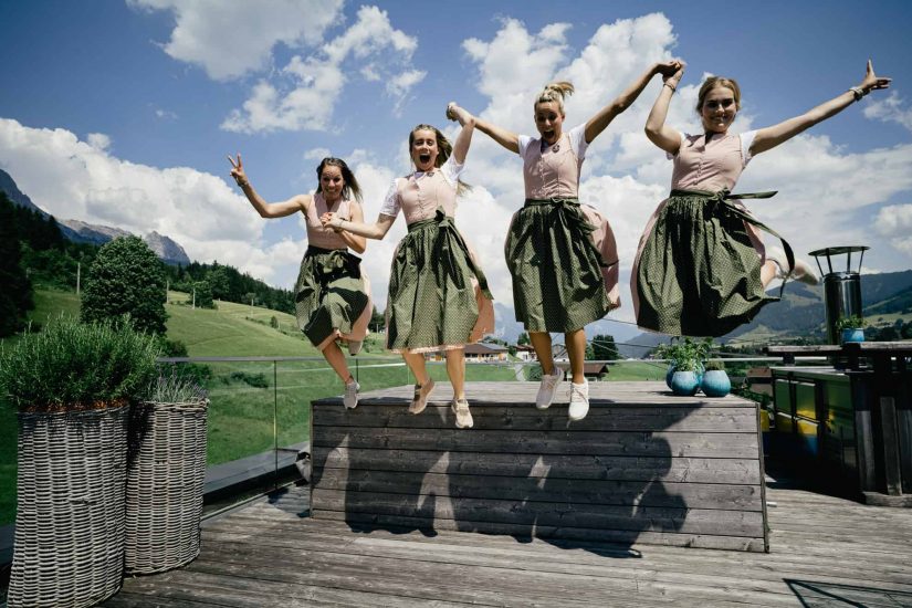 rezeptionsteam springt berge im hintergrund jobs stellenangebot