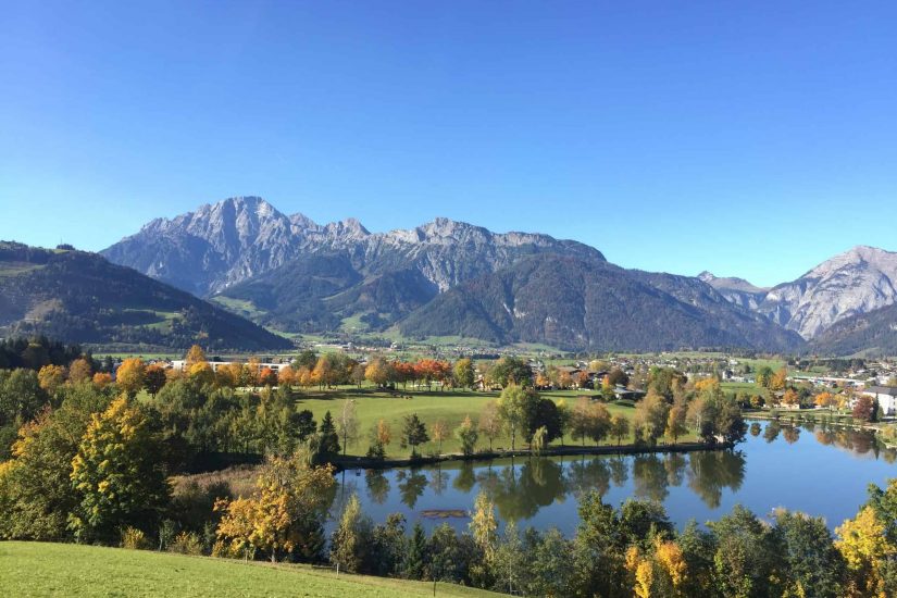 Ritzensee in Saalfelden mit Blick zu den Leoganger Steinbergen