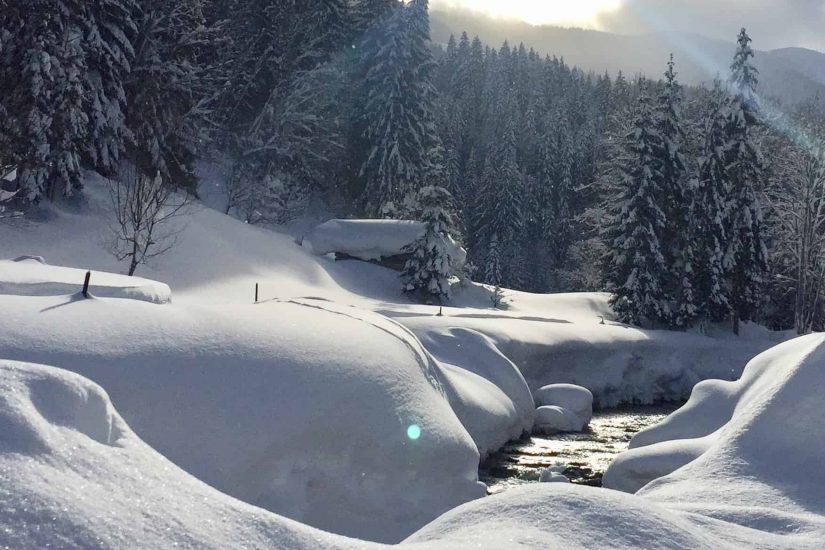 Verschneite Landschaft berge oesterreich bach
