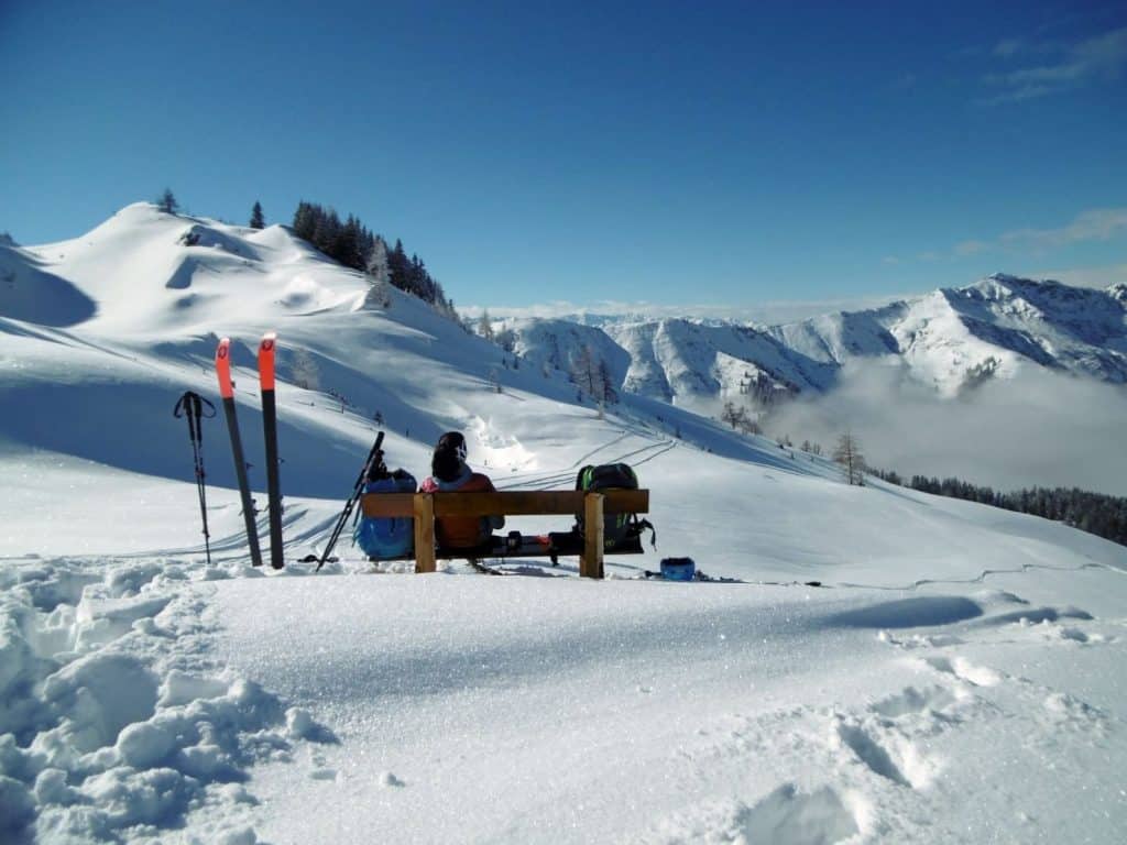 Bank im Schnee bei Skitour hotel mama thresl