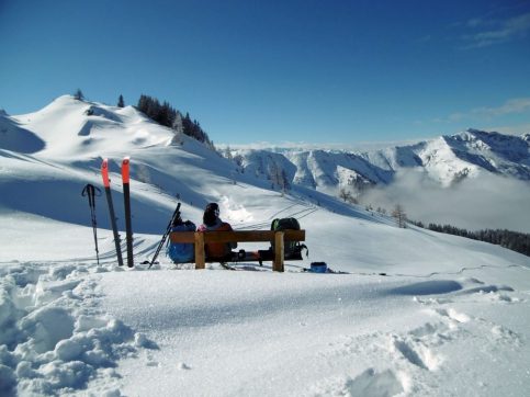 Bank im Schnee bei Skitour hotel mama thresl
