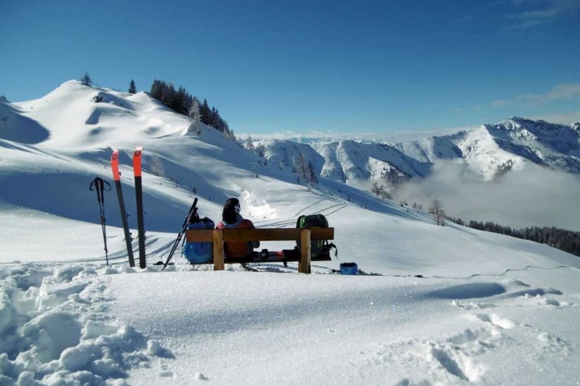 Bank im Schnee bei Skitour hotel mama thresl