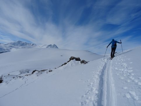 mann im schnee auf berg österreich urlaub skitour