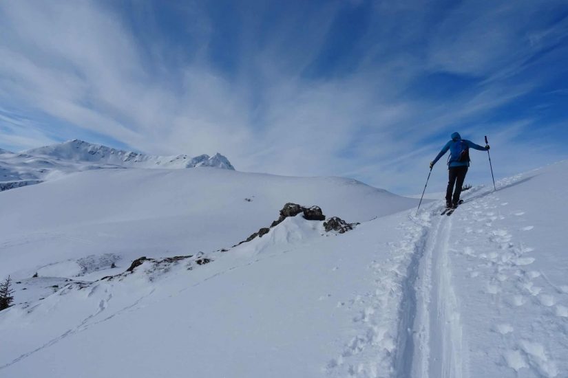 mann im schnee auf berg österreich urlaub skitour