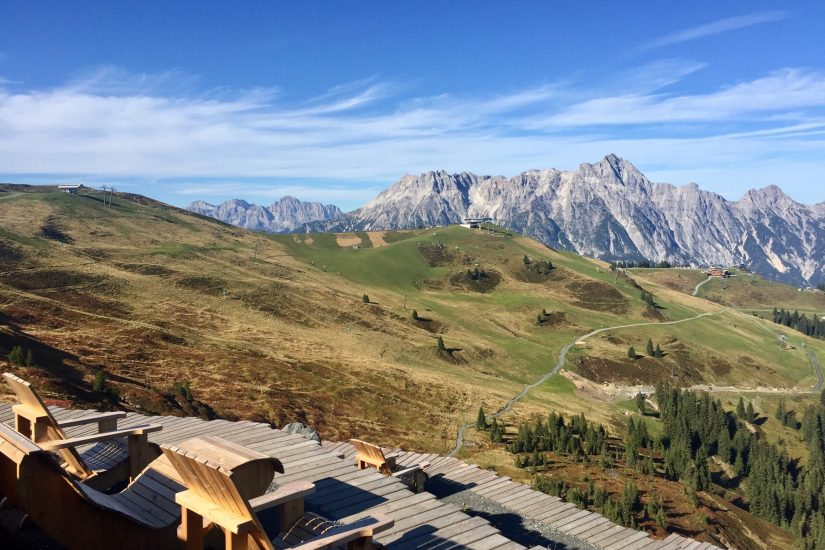 holzsitze auf Berg in Leogang mit Panoranablick