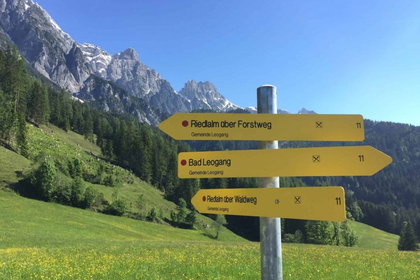 wegweiser wandern leogang berge urlaub aktiv sport