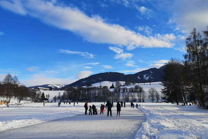 gefrorener see berge österreich eislaufen schlittschuh winterurlaub