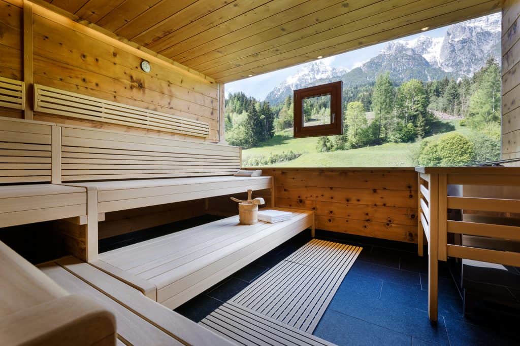 A panoramic Finnish sauna with a view of the Steinberge mountains, cooling rock showers and a terrace for fresh air.