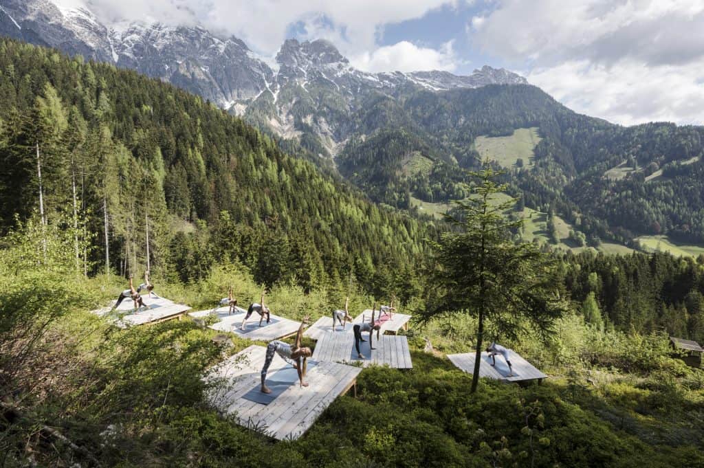 #leYOGAng – erlebe Yoga in seiner lässigsten Form. Atemberaubende Locations, cooler Live-Sound und die besten Yoga Teachers der Berge.