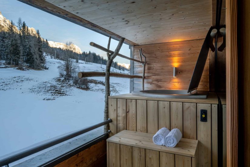 balkon hotel zimmer blick natur berge panorama hot tub whirlpool