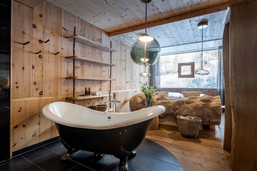 luxus zimmer bedewanne schlaf zirbe berg blick design stylisch österreich