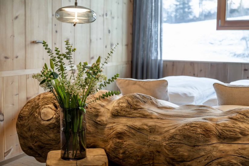 schlafzimmer bett bergblick panorama natur holz zirbe