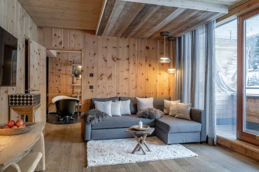 hotel wohnbereich sofa wohnzimmer holz zirbe suite berg aktivurlaub