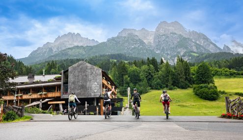 Gruppe radfahrer hotel berge natur