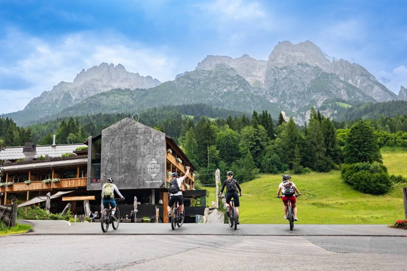 Gruppe radfahrer hotel berge natur