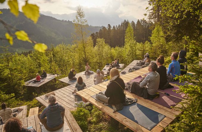 meditation-morgens-renate-oberlader-leogang-yoga-mountain-days-credit-nikolaj-georgiew (4)