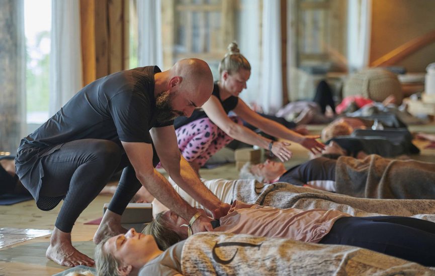 daniel-rakusch-yoga-leogang-priesteregg-mama-thresl-credit-nikolaj-georgiew (2) daniel-rakusch-yoga-leogang-priesteregg-mama-thresl-credit-nikolaj-georgiew (2)