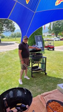 Verpflegung mit Red Bull und Big Green Egg beim Golf Lime Turnier mama thresl 2023