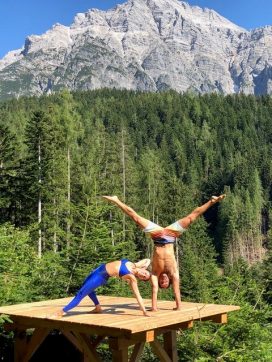 Yogalehrer Nina Krüher und Sascha Müller auf den Plattformen im Wald beim PRIESTEREGG mit Bergen im Hintergrund